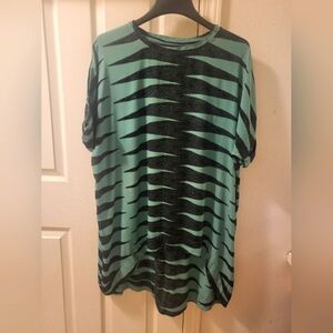 Short sleeve Manaola high low tunic, size 2XL